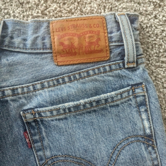 Levi Wedgie Light Wash Short - Picture 4 of 9